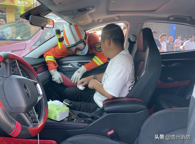 惊险一幕两车相撞幸好没什么大事,两车相撞惊险视频