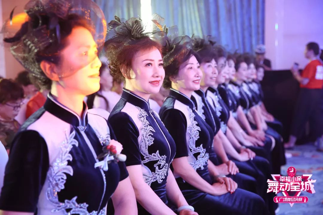 大妈们参加广场舞比赛,春晚广场舞比赛