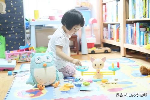 两岁孩子拧开了牙膏盖玩起了牙膏，宝妈这样做，绝了