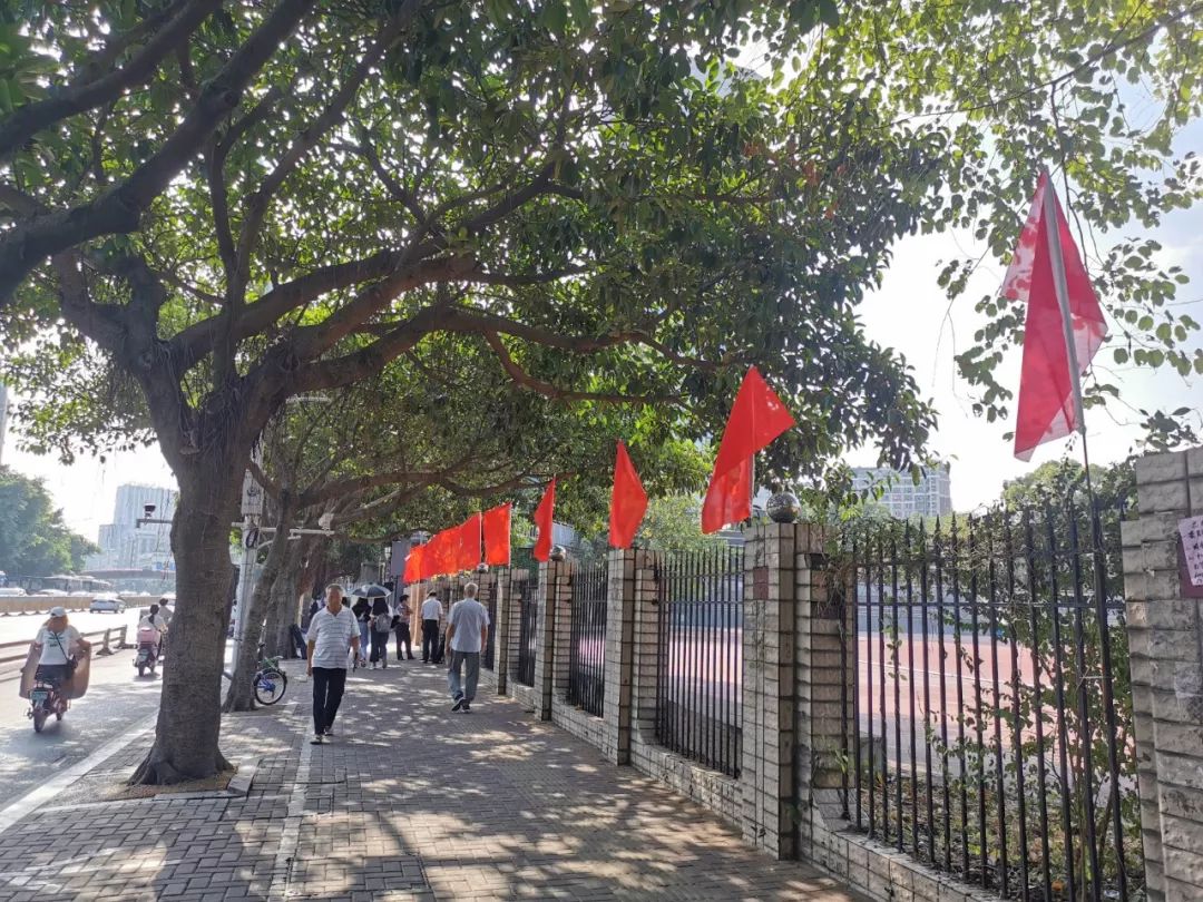 迎国庆街景,迎接国庆换上崭新的国旗