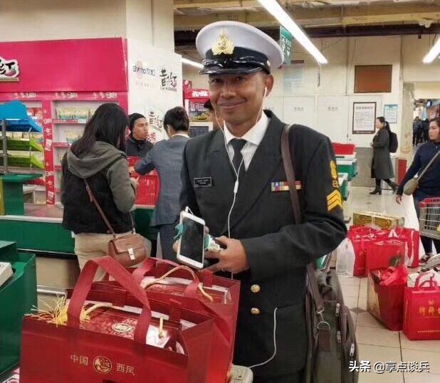 被中国制造征服，外国海军在青岛举动疯狂，恨不得将整个商场搬空