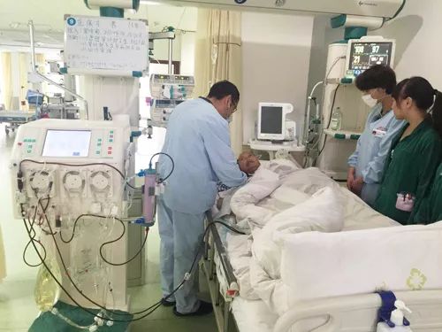 挺身担重任尽职为重症——记曲靖市第二人民医院重症医学科主任缪建章