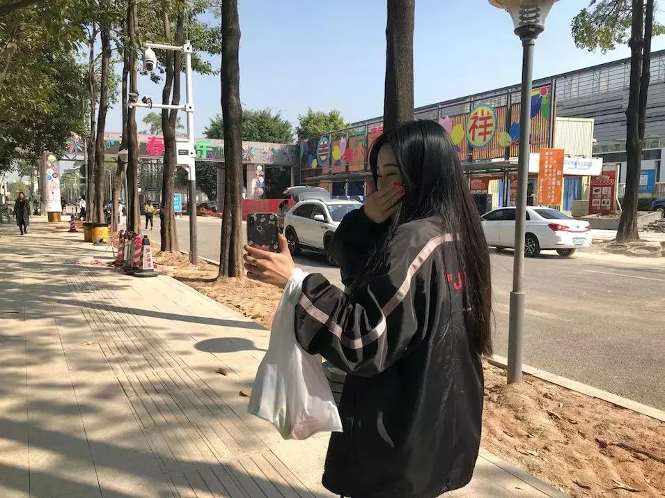 富士康一万工人玩快手，招工一人奖励2500块，有人赚过百万