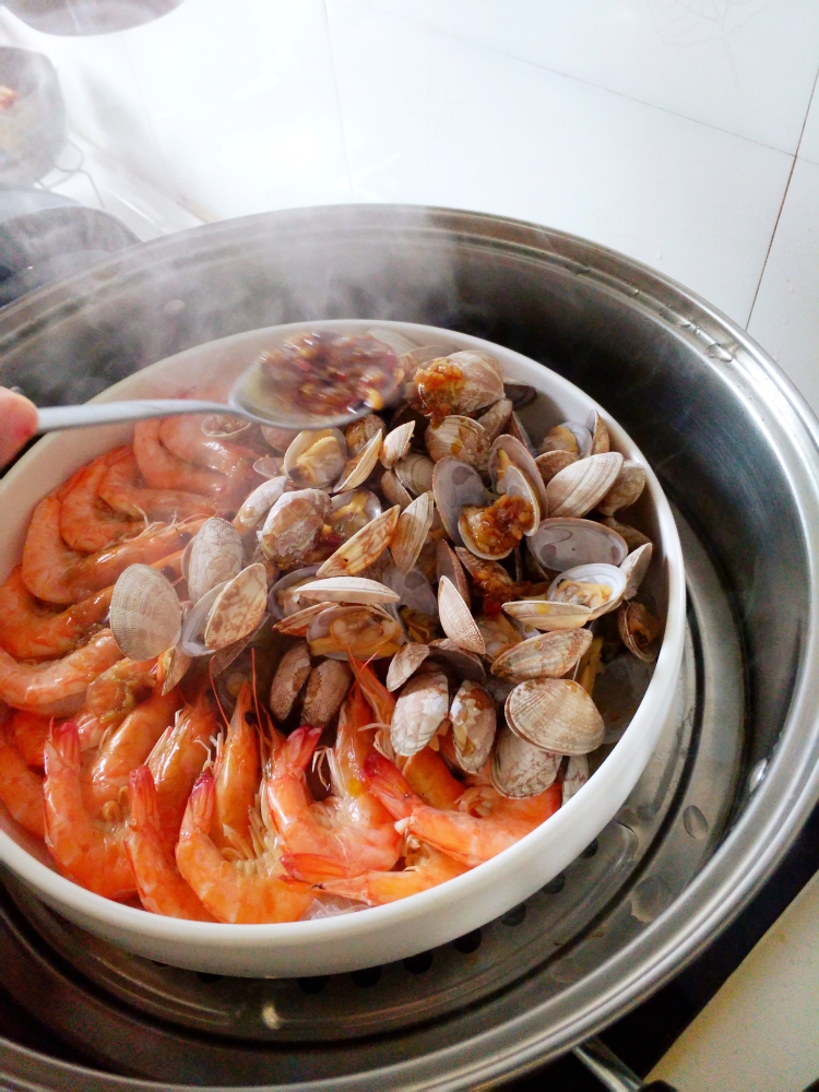 自己下厨做花甲鲜虾生蚝粉丝煲,小白锅做蒜蓉花甲粉丝煲家庭版