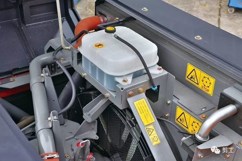 汽车水箱缺水对发动机有哪些损害,发动机高温缺水能立即加水吗