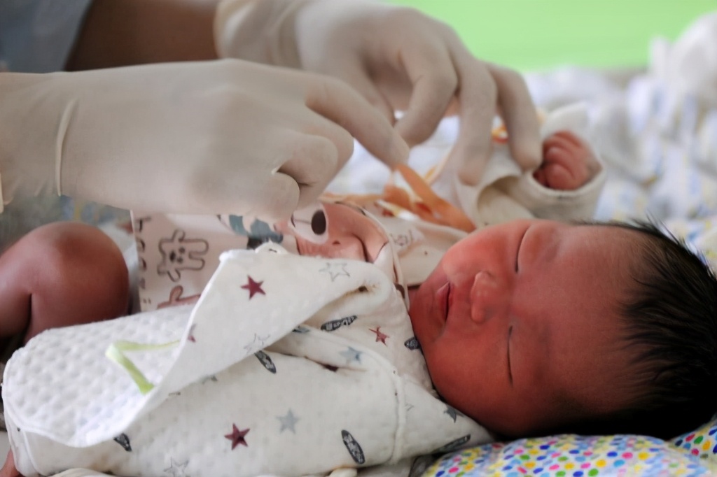 吵架导致羊水破，还好有一个宠溺和爱护我的老公，分娩这关这样过