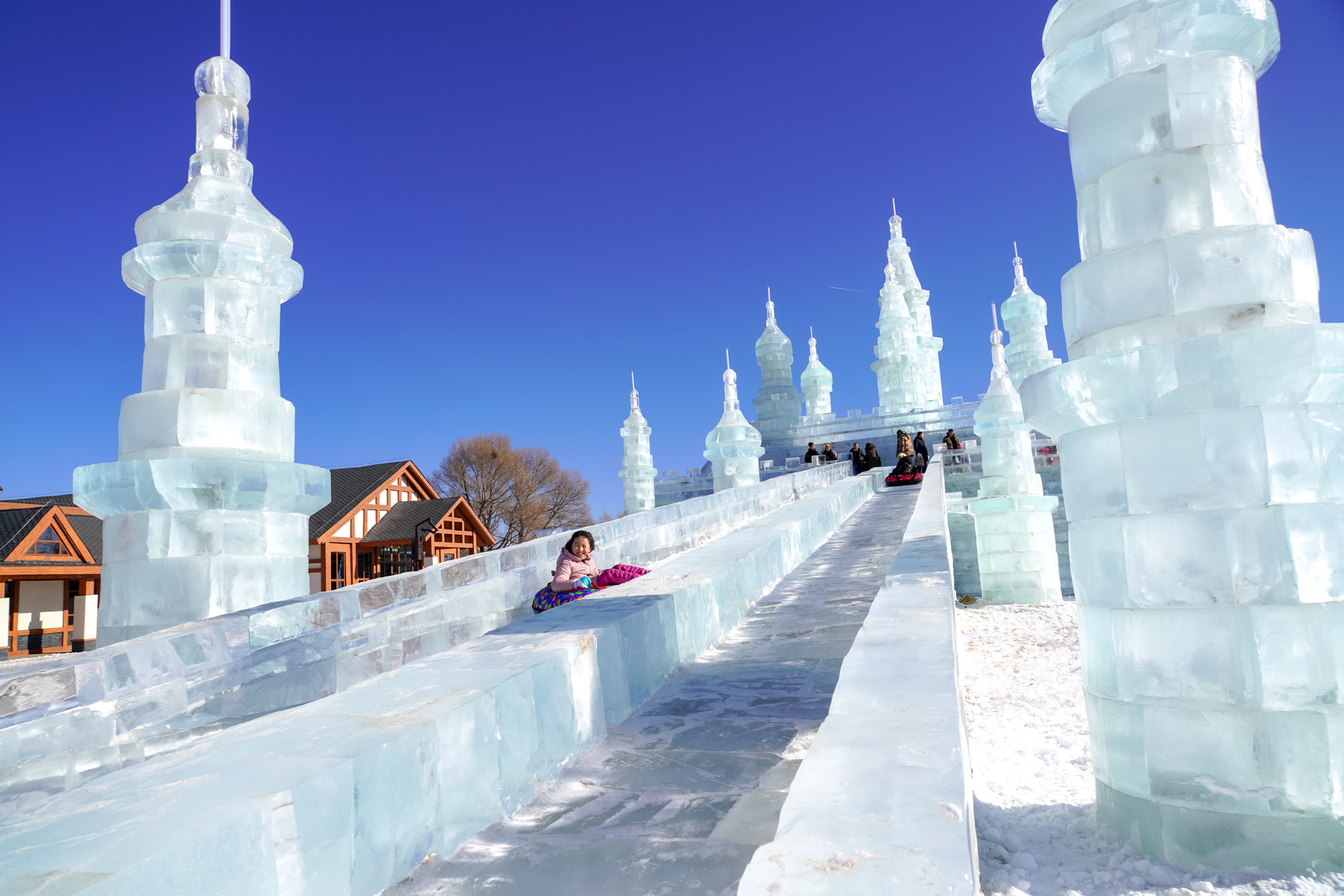 美也声声马鸣，冰雪晶莹！壮哉辽阔草原，新岁康安
