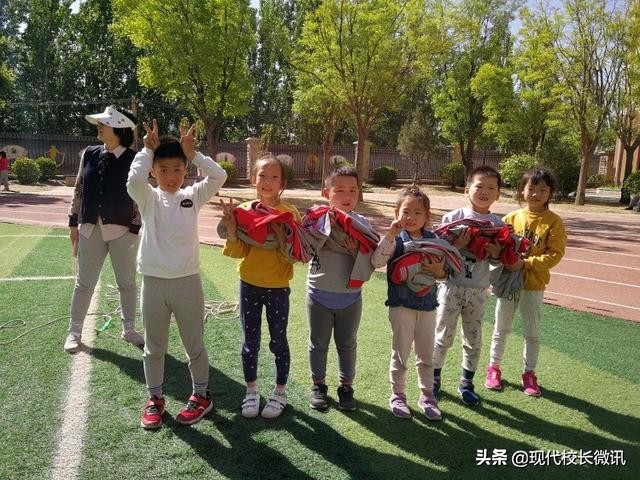 走向操场,“趣”跑步,“趣”踢球——尖草坪区恒大名都小学