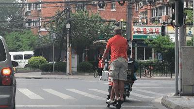 贵妇扮公主哄娃娃,爷爷扮成公主哄孙女