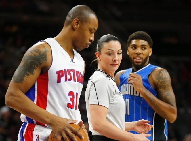 NBA美女裁判场上遇“尴尬”,黑人球员摸错部位,詹姆斯点名称赞