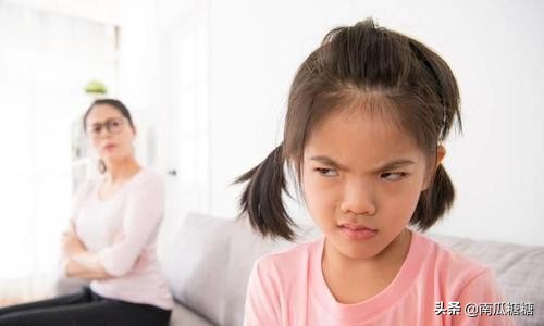 小孩抠手指头皮是缺什么,小孩儿总抠手指头是缺哪种维生素