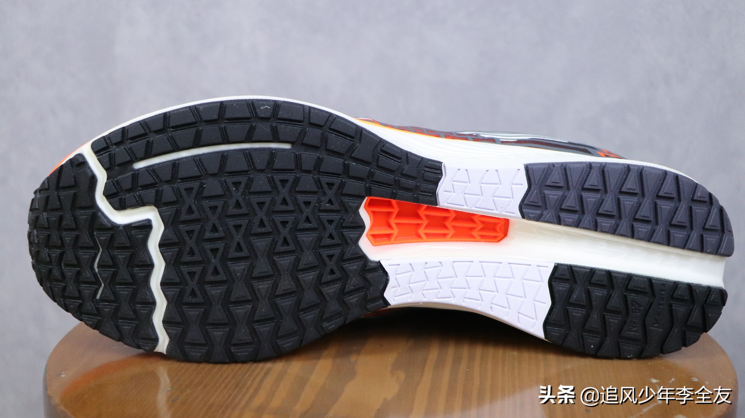 李宁冲云跑鞋和李宁赤兔4哪个好,李宁赤兔5pro在跑鞋中是什么档次