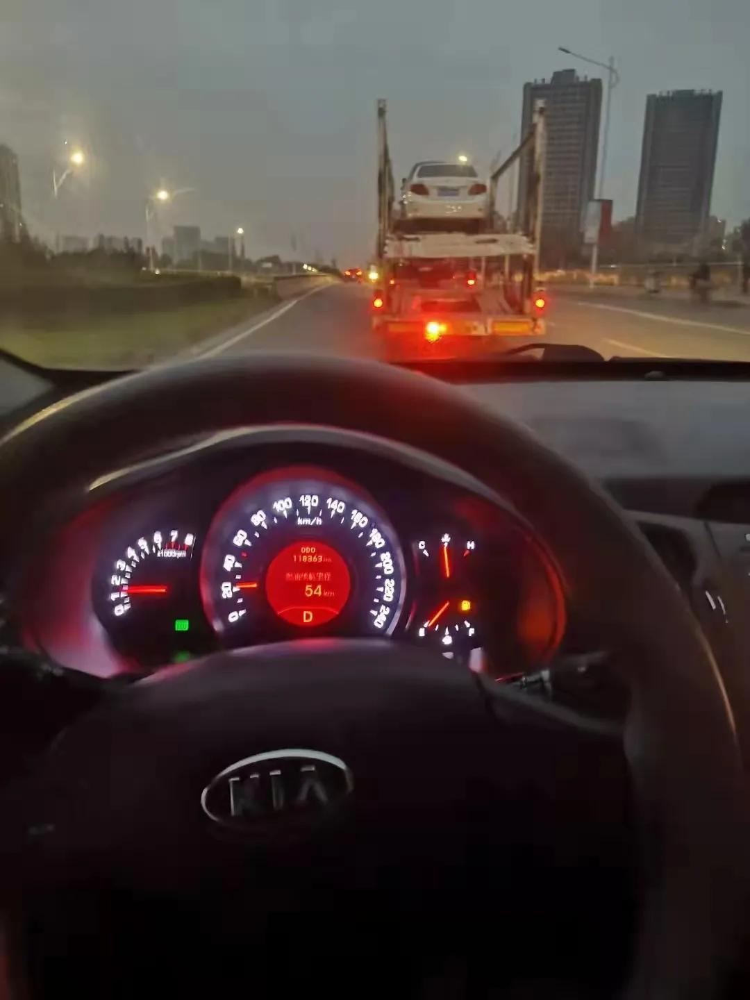 智跑19款2.0顶配二手车,11年起亚智跑2.4四驱油耗测评