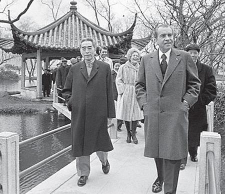 1972年,毛主席接见尼克松,笑着问他:你们常常利用姑娘做掩护?