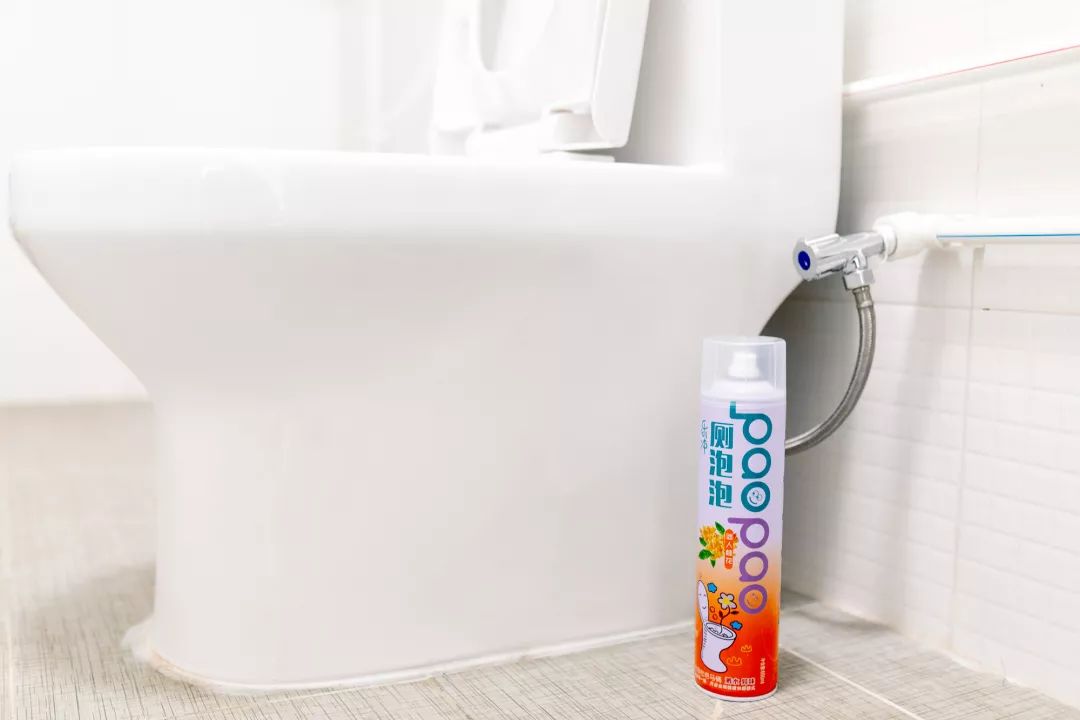 拉屎的时候怎么防止溅水,教你怎么拉粑粑不粘马桶上