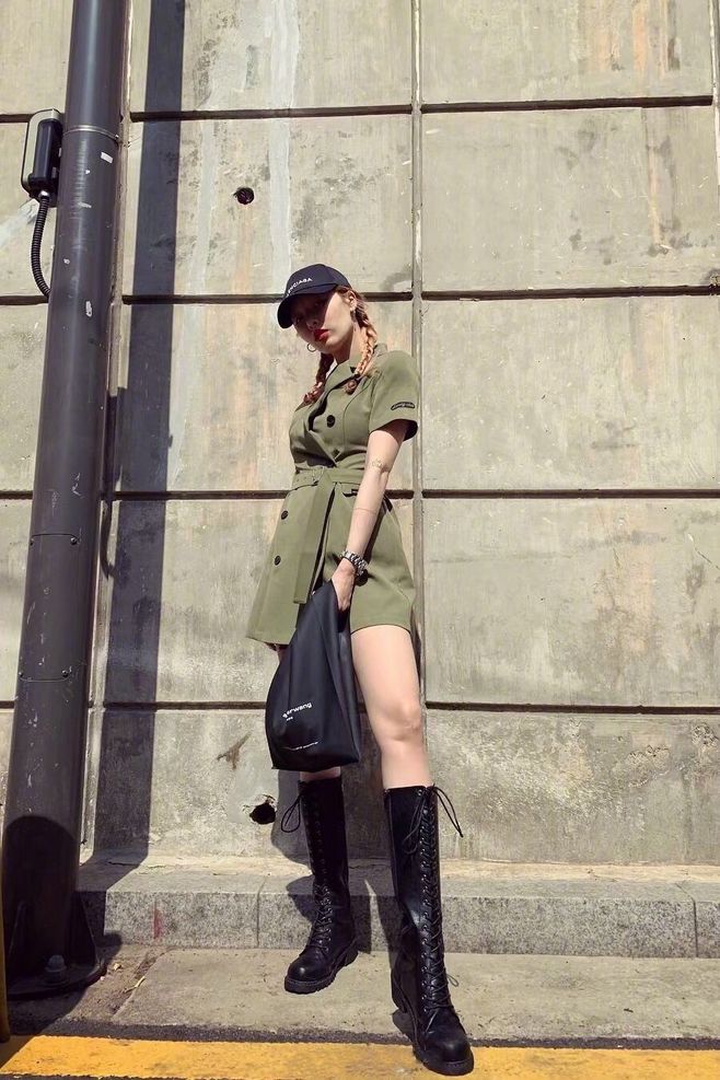 关晓彤周洁琼马丁靴,关晓彤和周洁琼撞衫