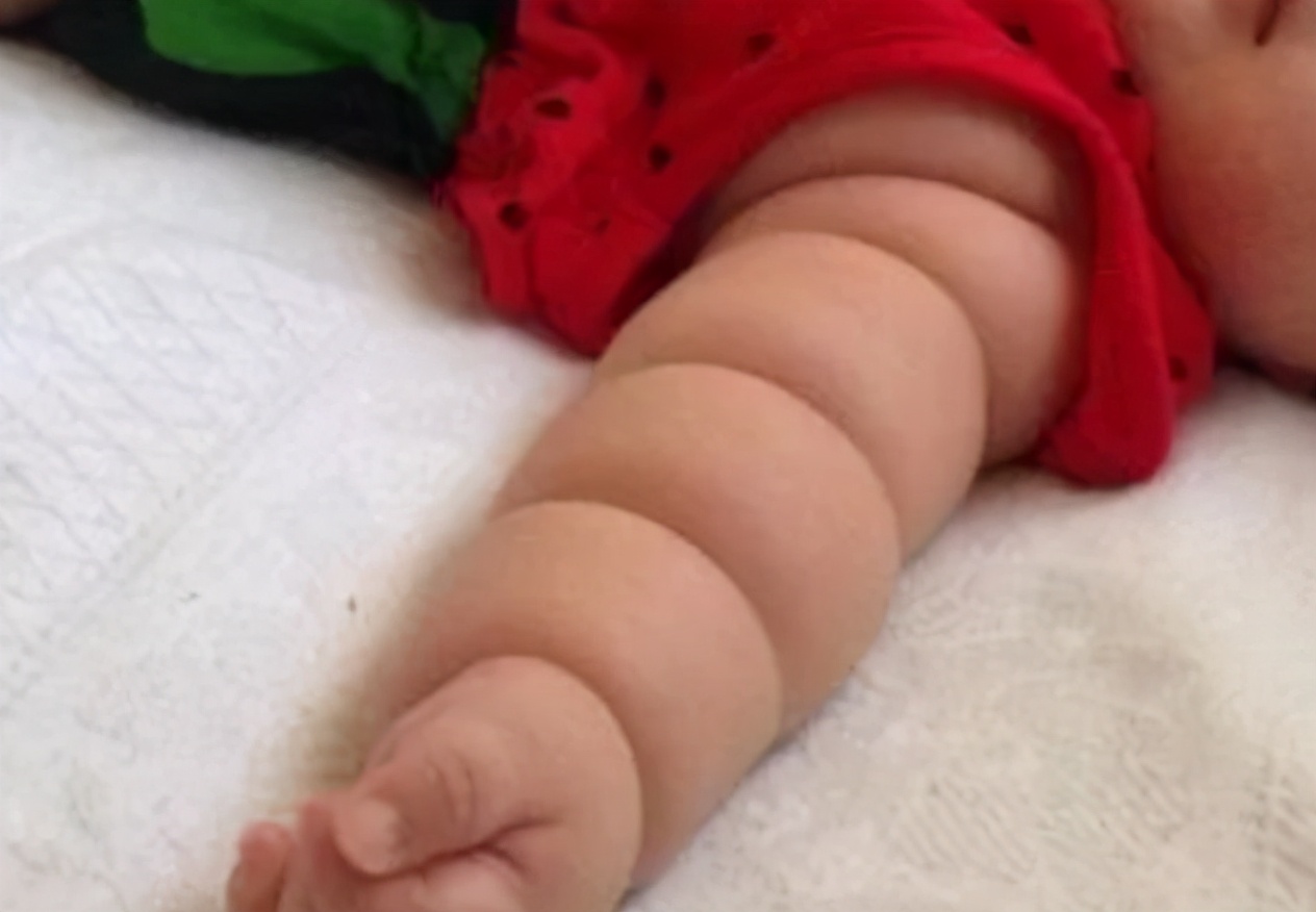 小婴儿身上“香香的”,家长别只顾“吸娃”,要留心不对劲的味道