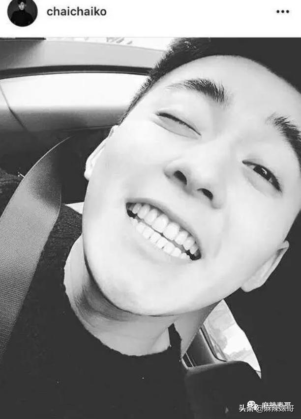 和小鲜肉牵手摸脸，又让人想到他7年前的瓜…