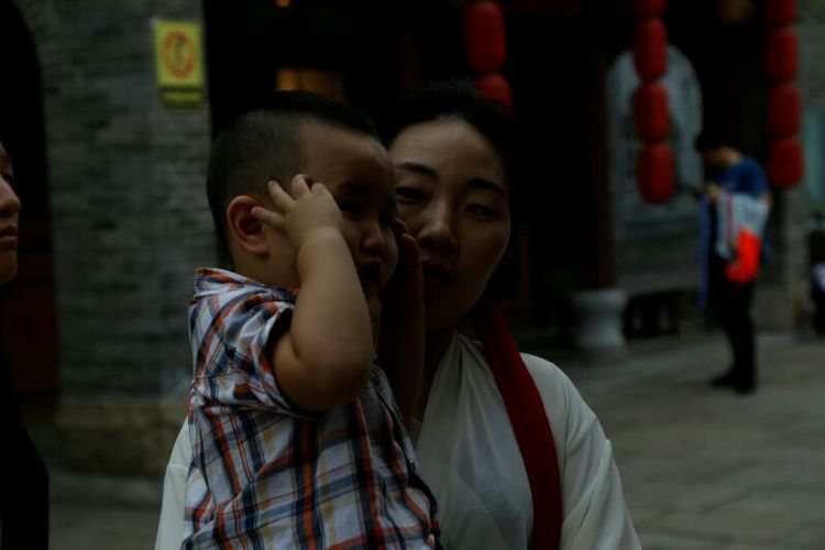 庆国庆出门扫街拍照，专门拍摄娃娃照片，展示洛阳休闲生活