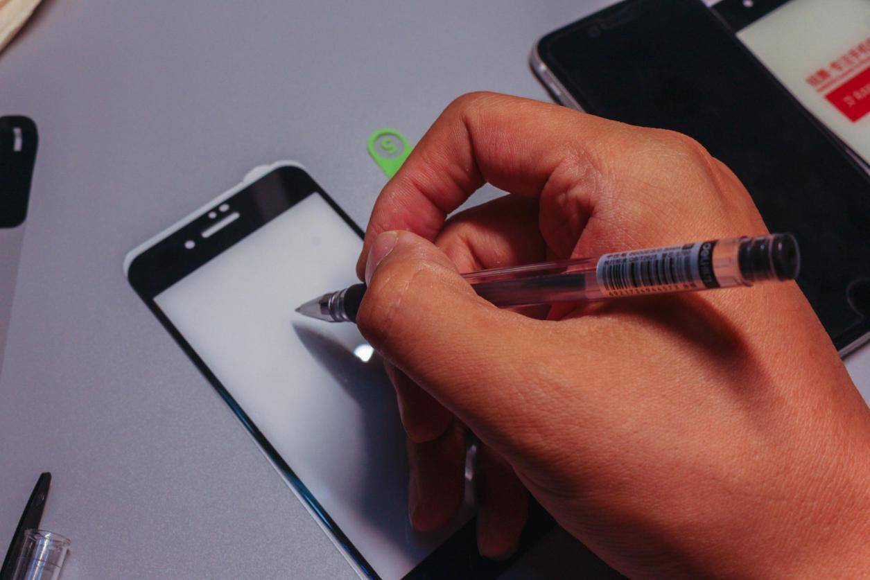 苹果se2代钢化膜推荐,iphonese2超窄边钢化膜