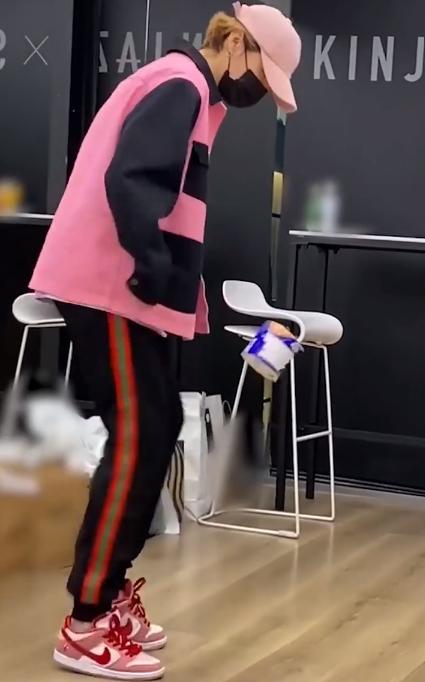 鹿晗和黄子韬创三成团舞台上互动,鹿晗黄子韬被吓一跳