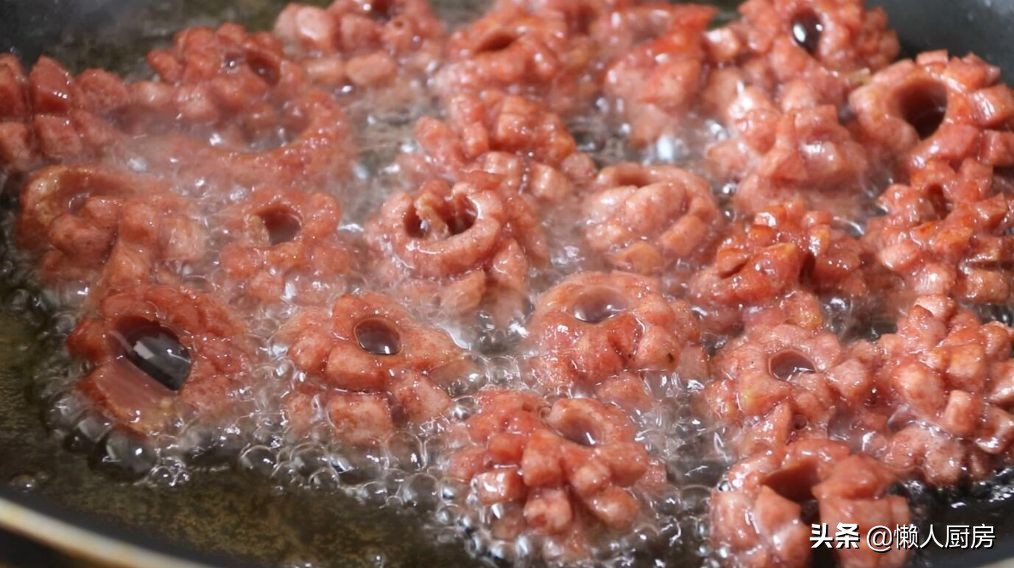 烤肠的最正宗制作过程视频,自制黑椒烤肠的做法