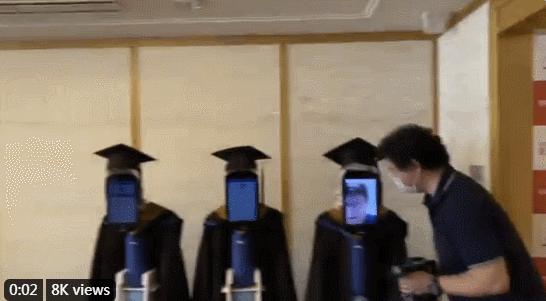 画风诡异的日本云毕业典礼，场面似僵尸电影！网友：有被吓到！