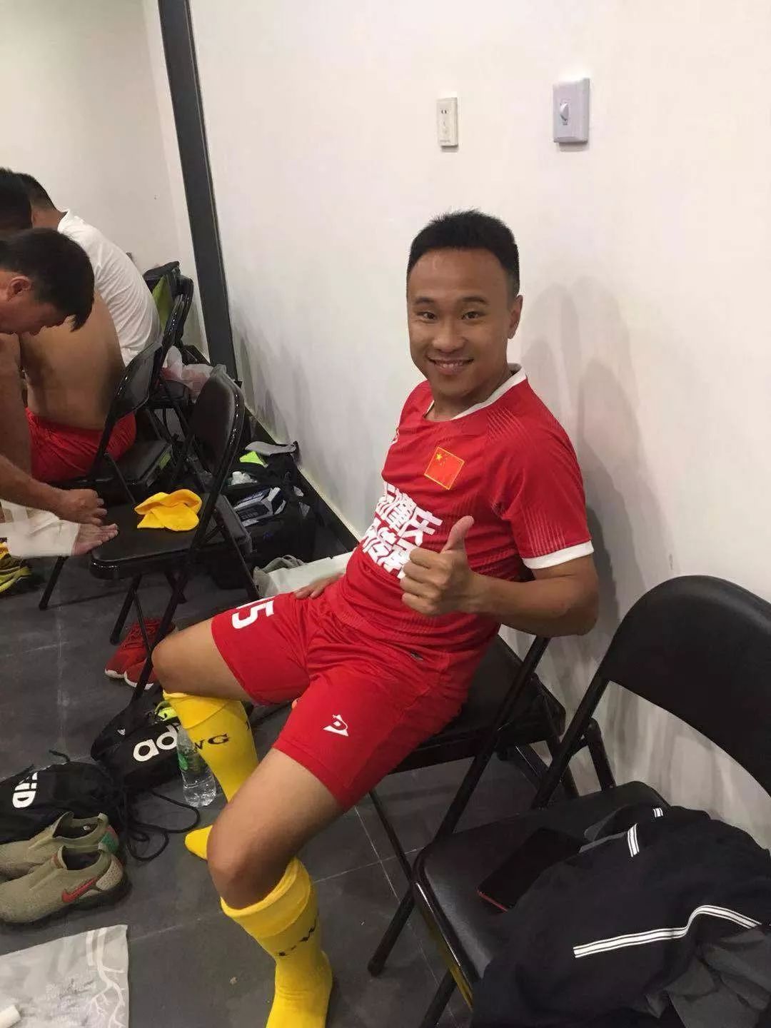 足球球星场边秀恩爱,国外足球情侣秀恩爱