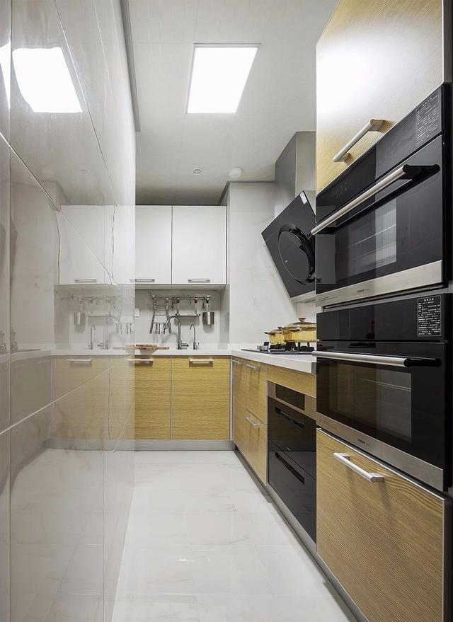 小次卧连着阳台砌墙做榻榻米,老破小阳台变卧室增加一间房