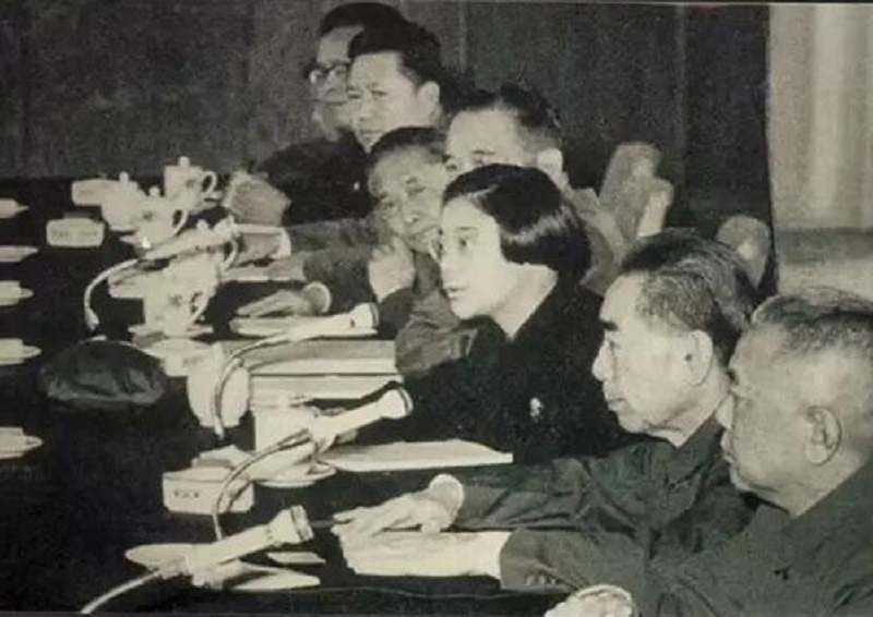 女翻译唐闻生：跟随毛主席10年，43岁转铁道部奋战13年，一生未婚