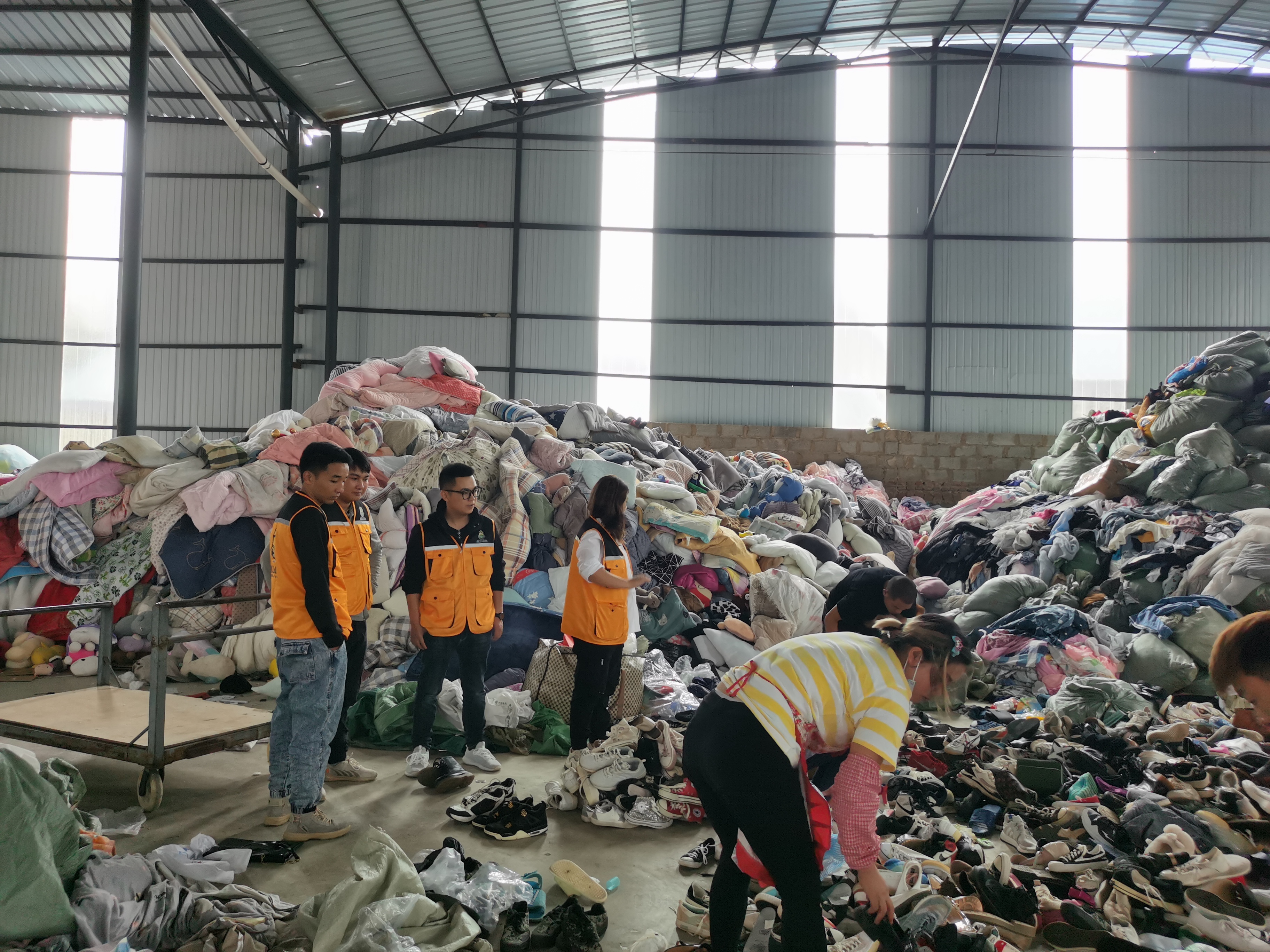 旧衣物回收行业真实状况,旧衣服回收第一个环节要分类吗