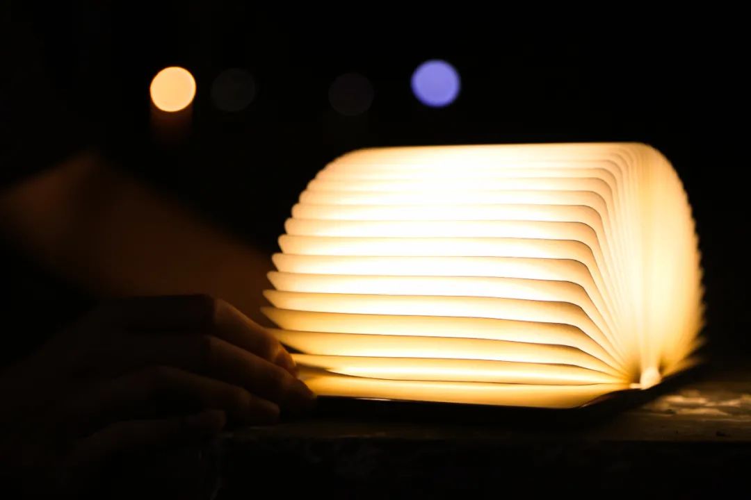 这些高校送的毕业礼物火了，送瓜的，送芯片的，还有送男朋友的