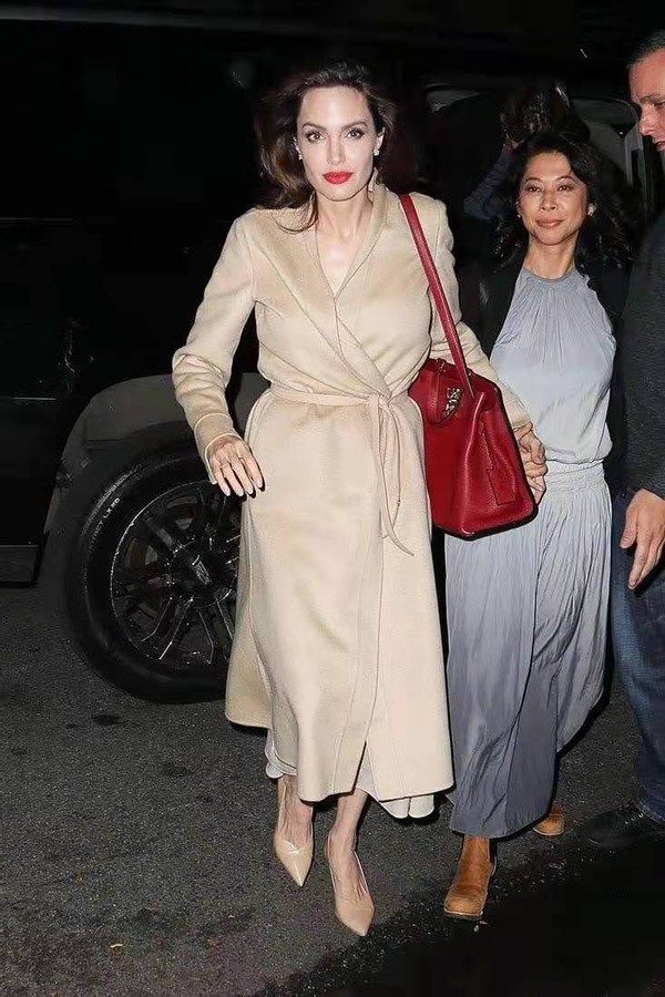 安吉丽娜·朱莉穿露脐装,安吉丽娜朱莉最新时尚穿搭