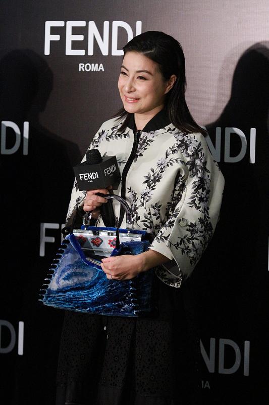 郭晶晶穿t恤亮相阔太范藏不住,郭晶晶穿香槟亮片礼服惊艳全场