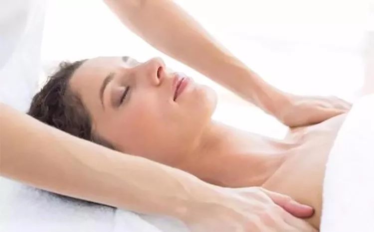 乳房按摩按到胸内满是“沙粒”!乳房保养,在家做到这3点就行了