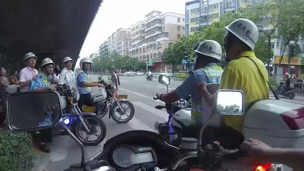 全国性试卷堵在高明大道，更合中学生要错过考试？