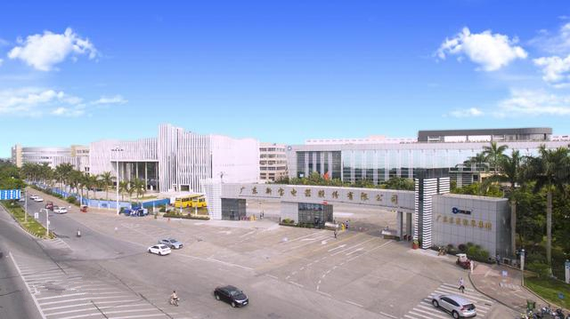 它曾拿下梵迪克的代理权，刚与沈绣签约没多久，如今牵手拼多多