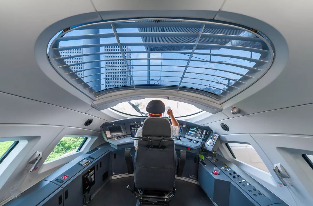 高铁驾驶室如何操控高铁,高铁速度那么快驾驶员如何驾驭