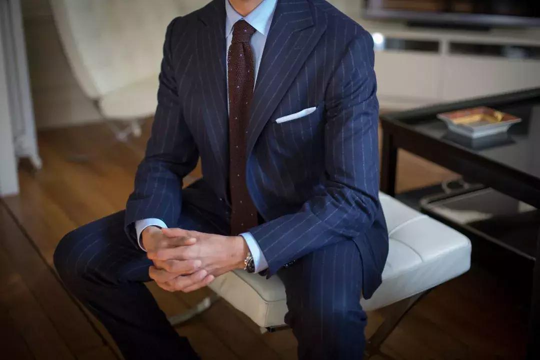 女生什么样的西装才算合身,女士西装肩宽怎样才算合身