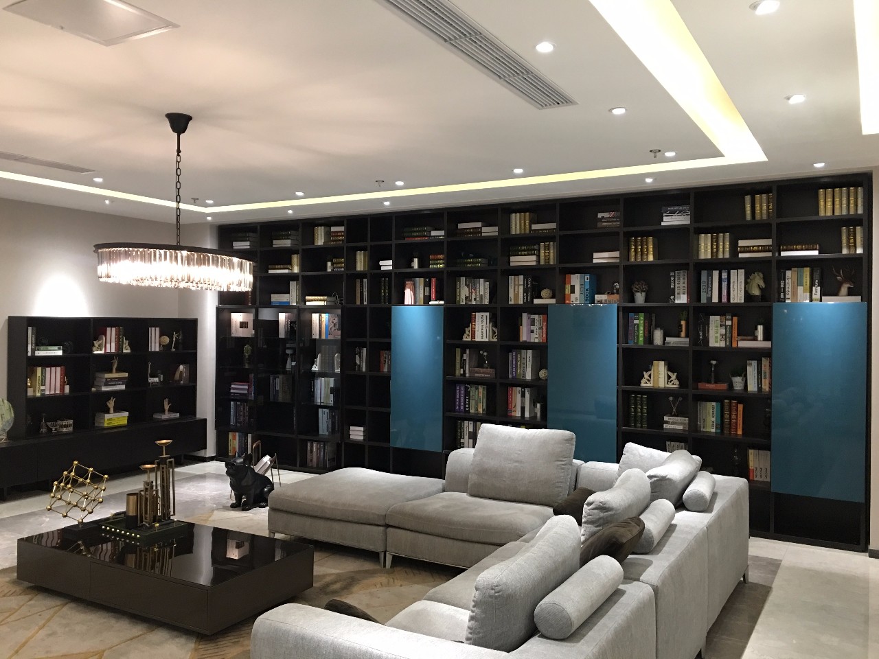 穿梭在时尚现代的雅致里，流连在金诚永信的格调中！