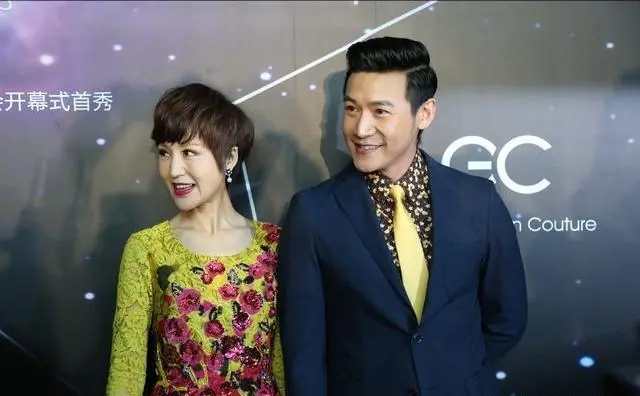 鲍蕾穿黄裙好看吗,鲍蕾穿黑色西装皮鞋