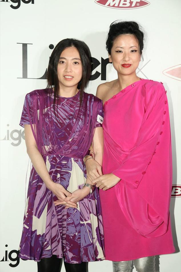 甘比穿金色印花连衣裙裸妆亮相,40岁甘比穿搭