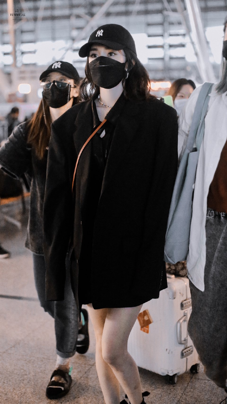 杨幂蓝色三道杠拉链外套穿搭,杨幂戴卡其色棒球帽机场街拍