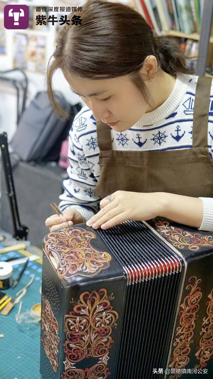 飒!*疆新**“花木兰”穿自制皮甲惊艳网友:用皮雕展现*疆新**有多美