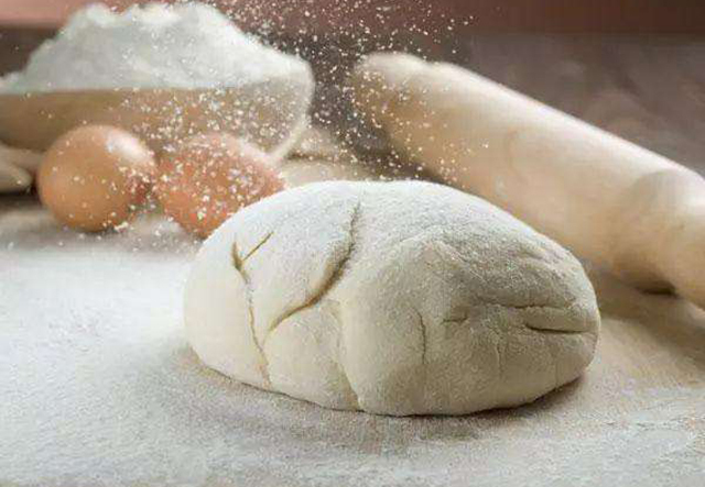 和面做到一半粘手怎样补救,和面一直粘手怎么办