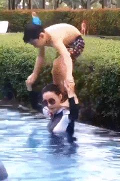 张柏芝教儿子跳水变“人肉板”，两兄弟被晒到黑成煤球太夸张