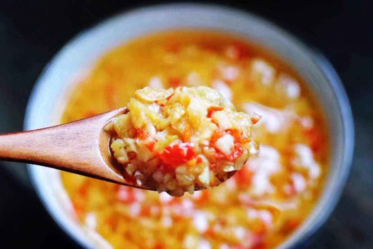 袋装蒜蓉辣酱做什么好吃,袋装的蒜蓉辣酱能做什么吃