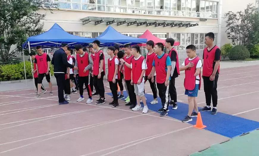 体育考场励志身影独臂少年感动金城