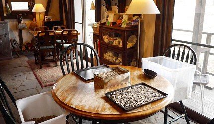 在阿尔卑斯山下一个中餐馆吃午饭,在阿尔卑斯山的悬崖喝杯咖啡