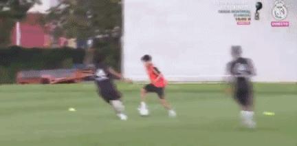 趣图：每日一酸，这该死的足球